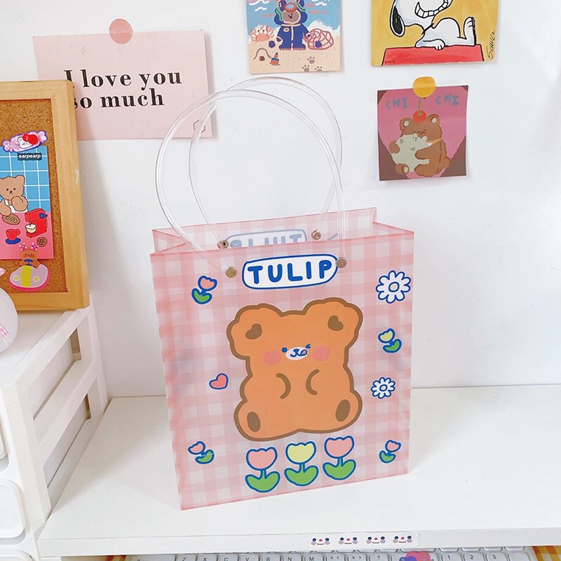 Túi đựng quà nhựa trong họa tiết gấu caro Mua Tất hình chú gấu (muatatshop)