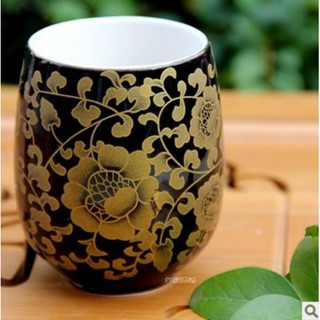 Bộ ấm trà gốm sứ với hoa văn độc đáo
