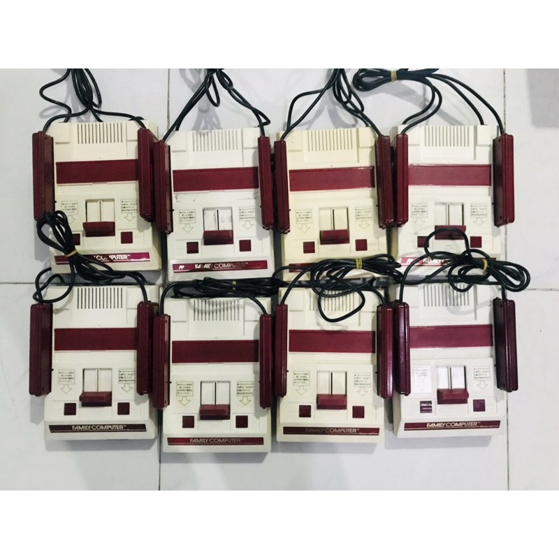 Máy điện tử 4 nút Famicom 1983 xưa