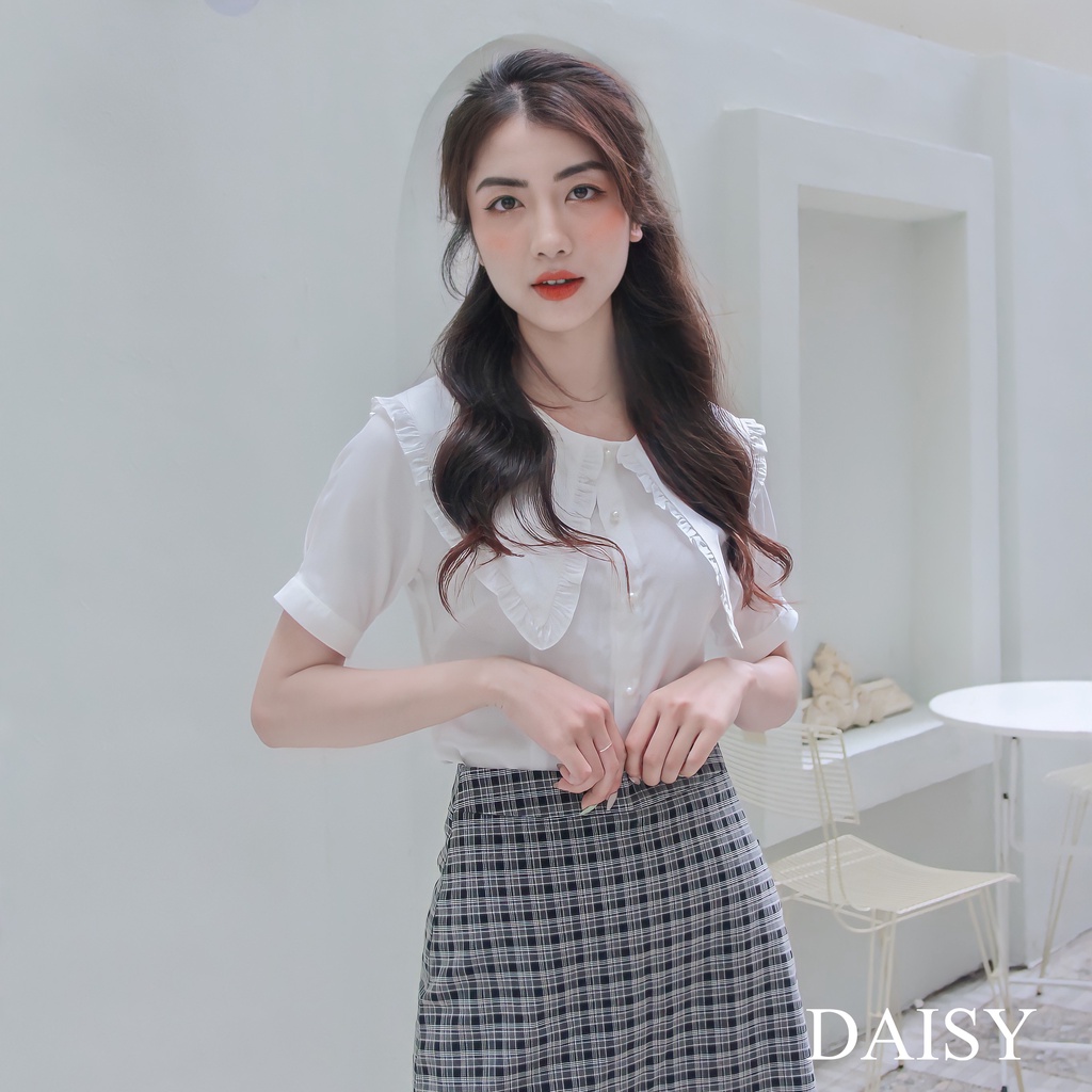 Áo sơ mi ngắn tay cổ bèo khuy ngọc Daisy chất đũi mềm mại thanh lịch TKA8870