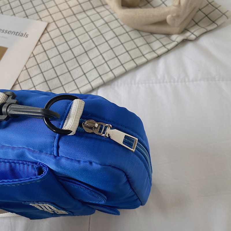Túi Đeo Chéo Dáng Vuông Nhỏ Chất Liệu Nilon Màu Xanh Dương Mẫu Mới