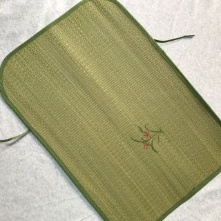 CHiếu cỏ nằm cho bé