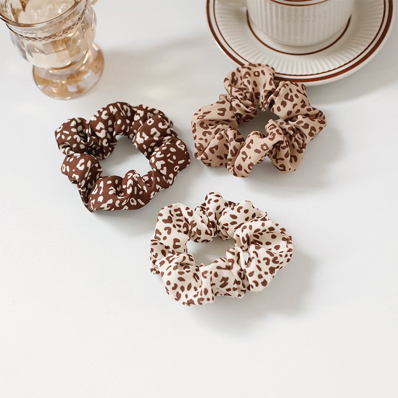 Cột tóc scrunchies màu nâu gấu và beo thời trang S69