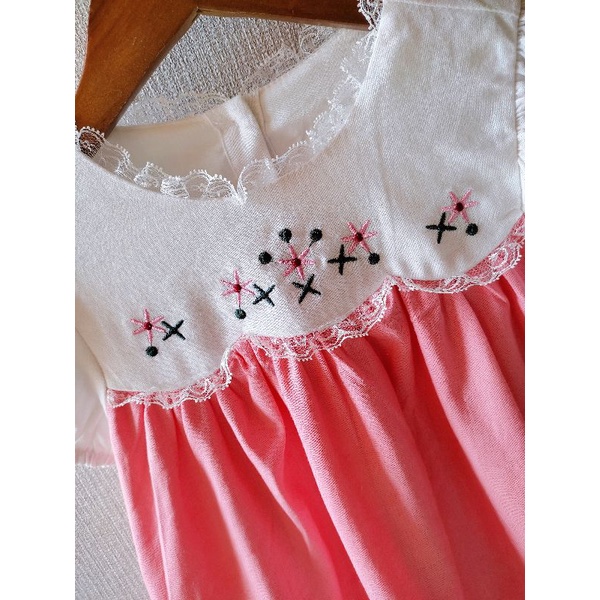 Đầm linen thêu hoa cho bé