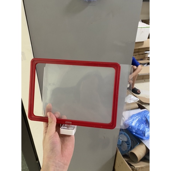 Bảng giá A4,A5 cài tên giá sản phẩm được trưng bày trong các gian hàng siêu thị