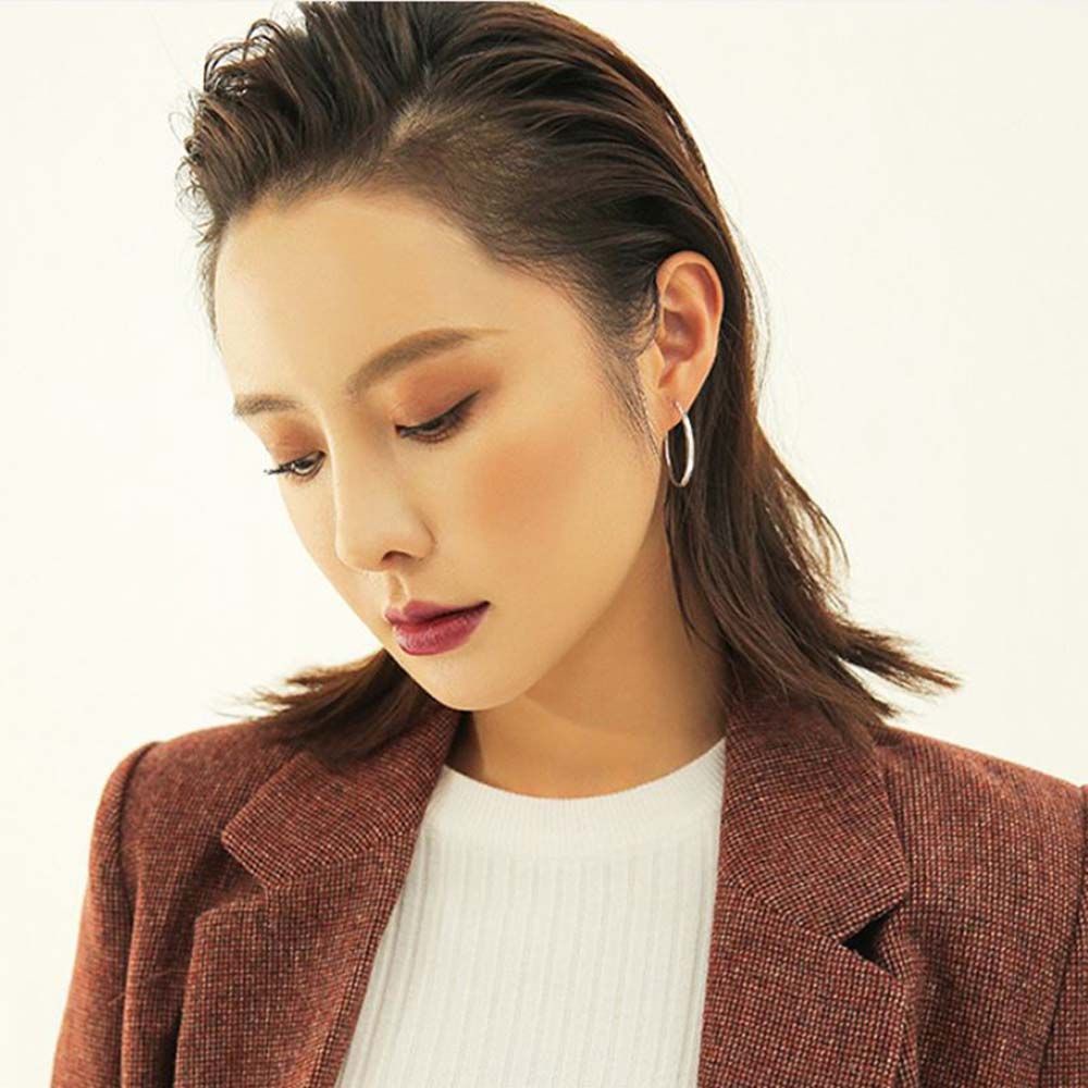 Đôi bông tai tròn cỡ nhỏ bằng thép titan trơn màu đơn giản dành cho nam và nữ