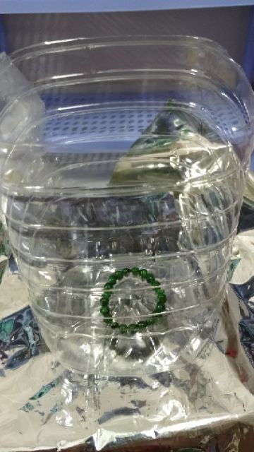 Thùng đựng đồ trong suốt. Là bình nước 5lit aqua cắt ra. Mỗi đơn hàng 100k các bạn đc mua 1 cái