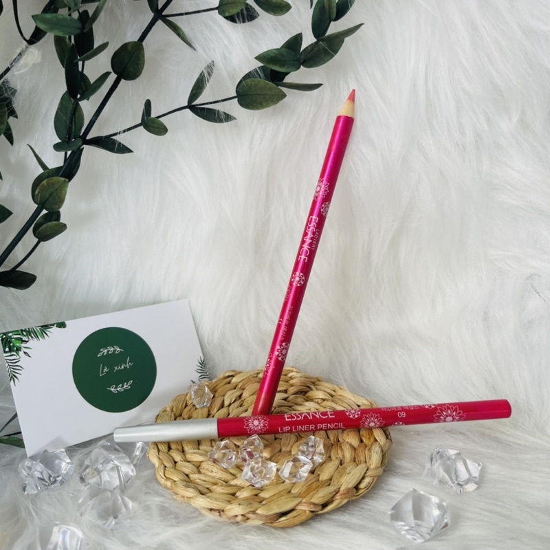 Chỉ kẻ môi Essence màu hồng