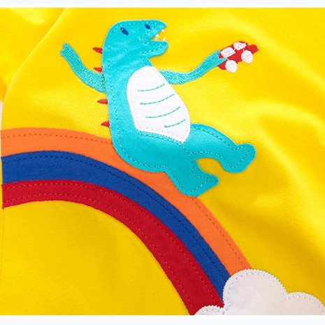 Mã 51881 áo phông bé trai màu vàng thêu đắp hình cầu vồng khủng long của Little Maven