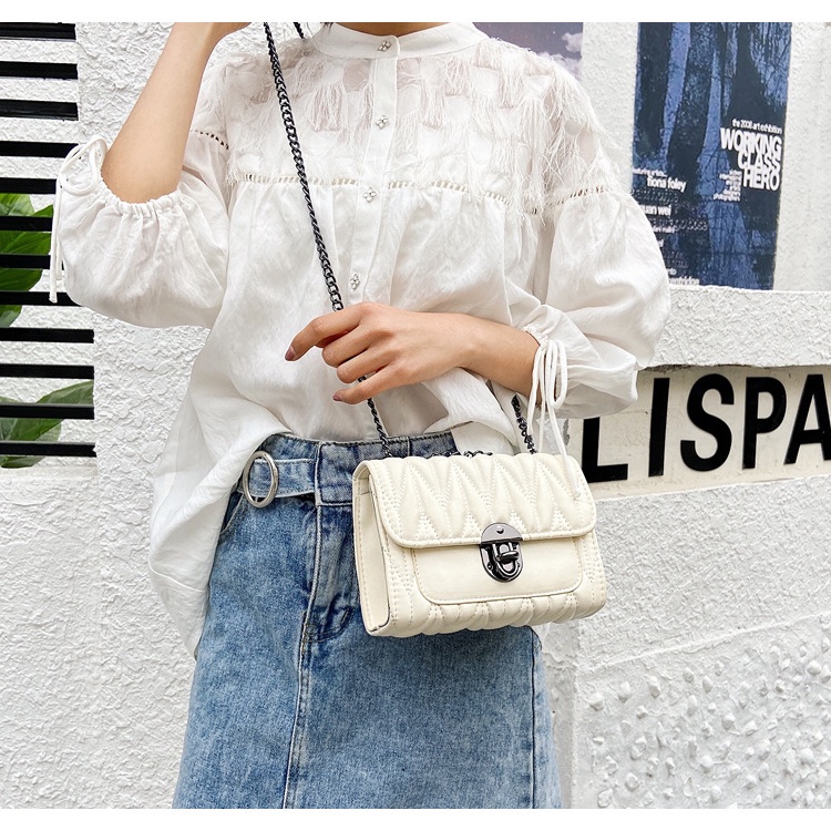 Túi Đeo Nữ Dây Xích Khóa Bầu Dục SP2440