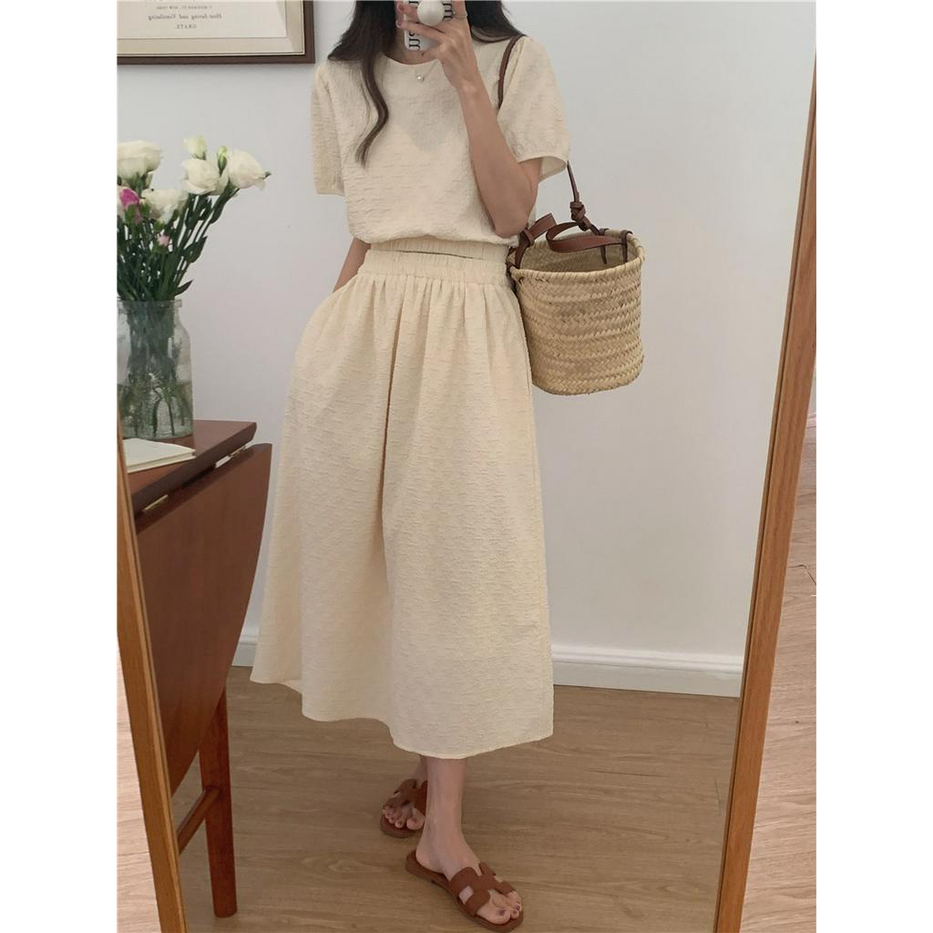Bộ Áo Sơ Mi Ngắn Tay Cổ Tròn + Chân Váy Dập Nổi 51461