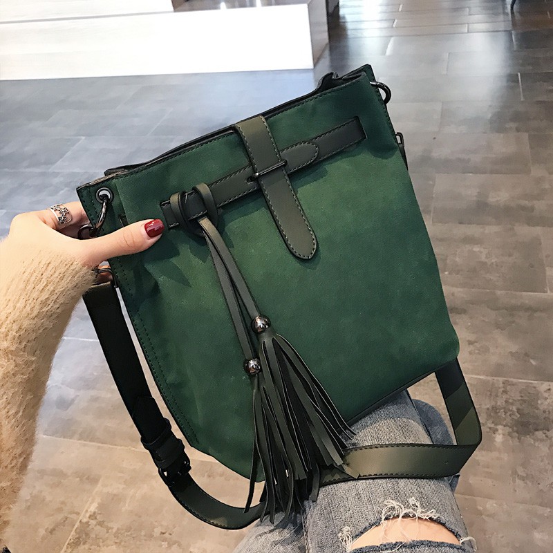 Túi da lộn đeo chéo kèm dây tua rua màu cực tây - P029