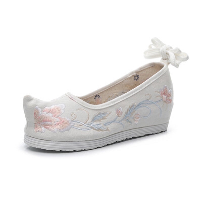 Giày cổ trang thêu xinh xắn