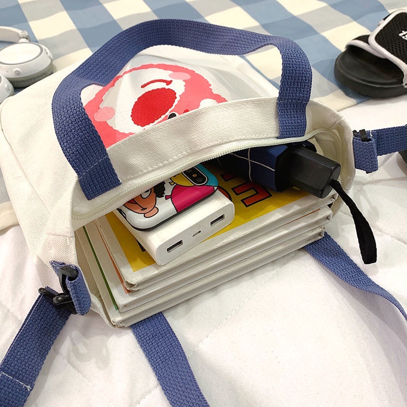 Túi Xách Đeo Vai Vải Bạt In Hình Gấu Dâu Tây Thời Trang Sành Điệu