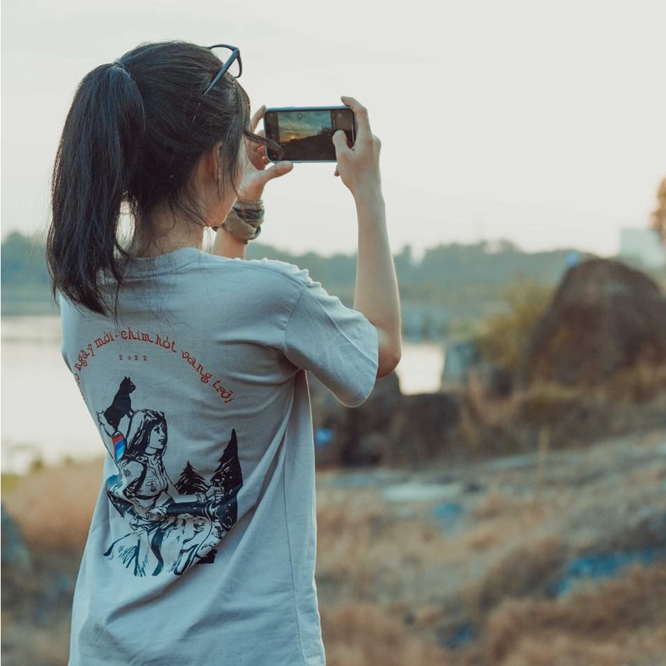 Áo thun Kraft - Hoàng thị - Bản vẽ tay - Cây thông - Cô Gái - Camping