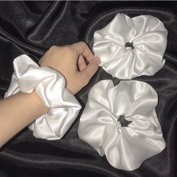 Dây buộc tóc scrunchies phi bóng màu đen, trắng 12cm cá tính, xinh xắn