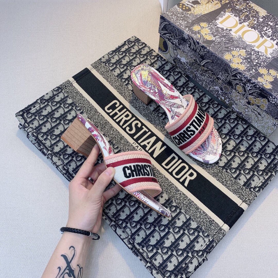 Dior_Dép Sandal Da Cừu Đế Bằng Thêu Họa Tiết Thời Trang Cho Nữ