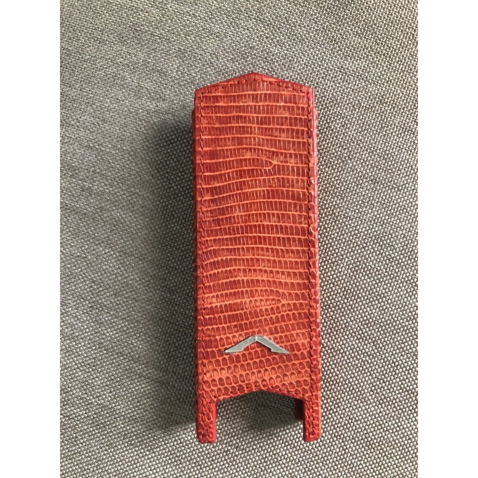 Bao da Vertu Signature S đỏ khuy vàng.
