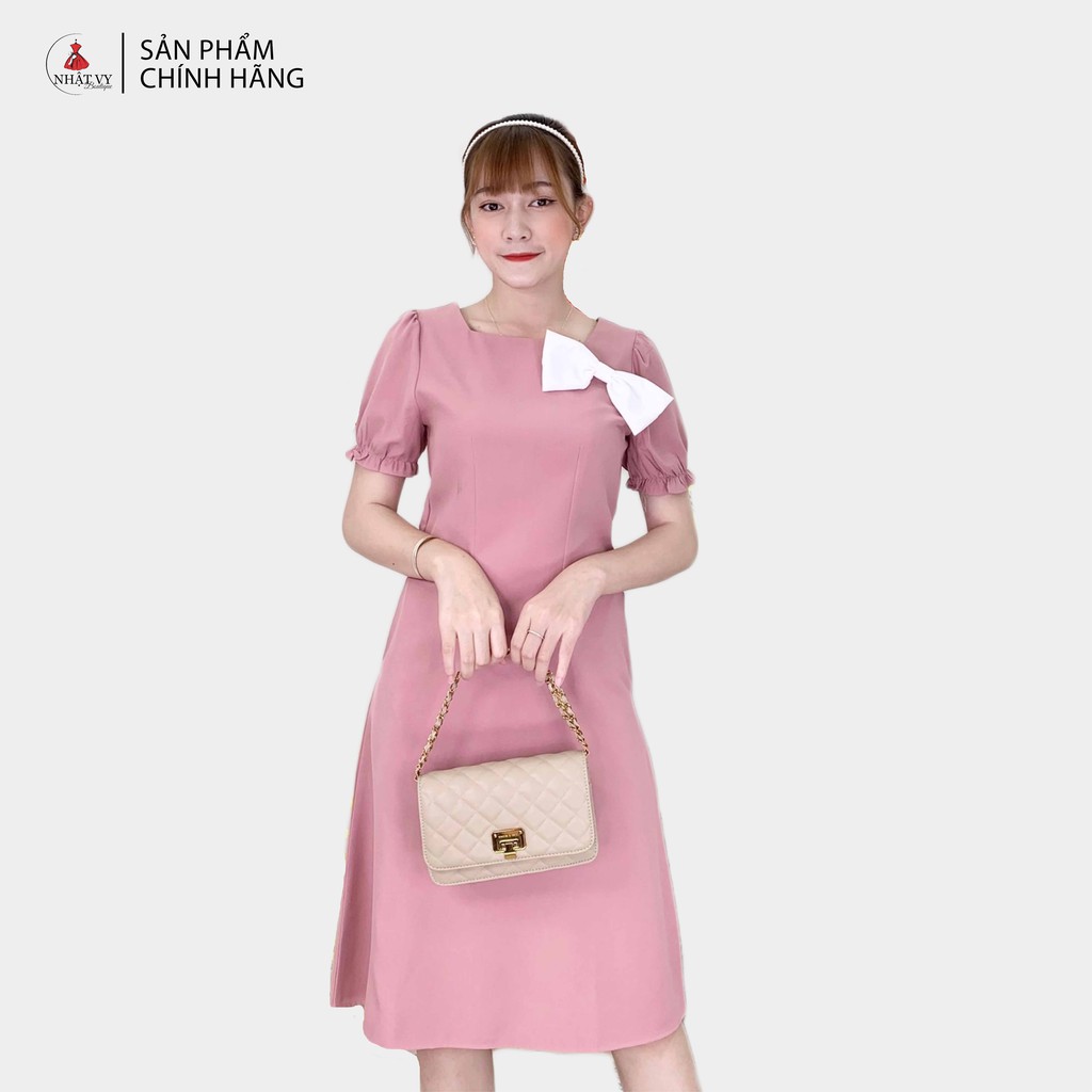 Đầm Công Sở NHẬT VY Cổ Tròn Kèm Nơ, Dáng Xòe Nhẹ Nhàng Đi Chơi, Công Sở Màu Đỏ, Hồng - D1868