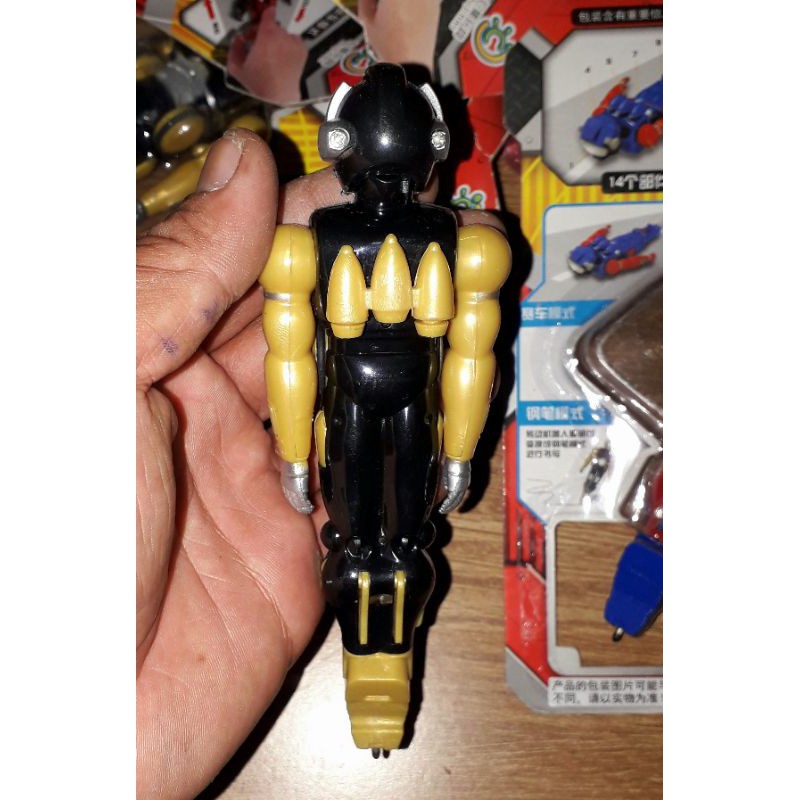 Một cái Mô hình robot chạy chớn trên đường đua bằng nhựa rất