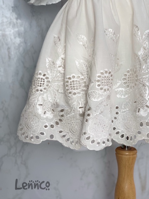 Váy trắng chân ren trễ vai bé gái Lennco