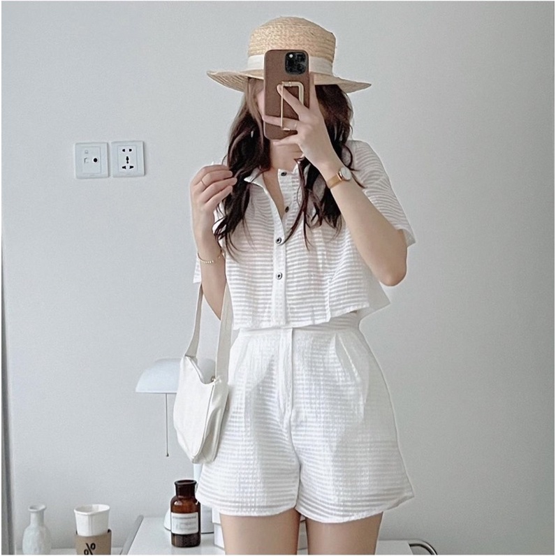Set áo croptop sơ mi + quần shorts trắng