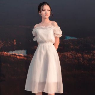 Đầm trắng xòe trễ vai tay phồng xinh xắn