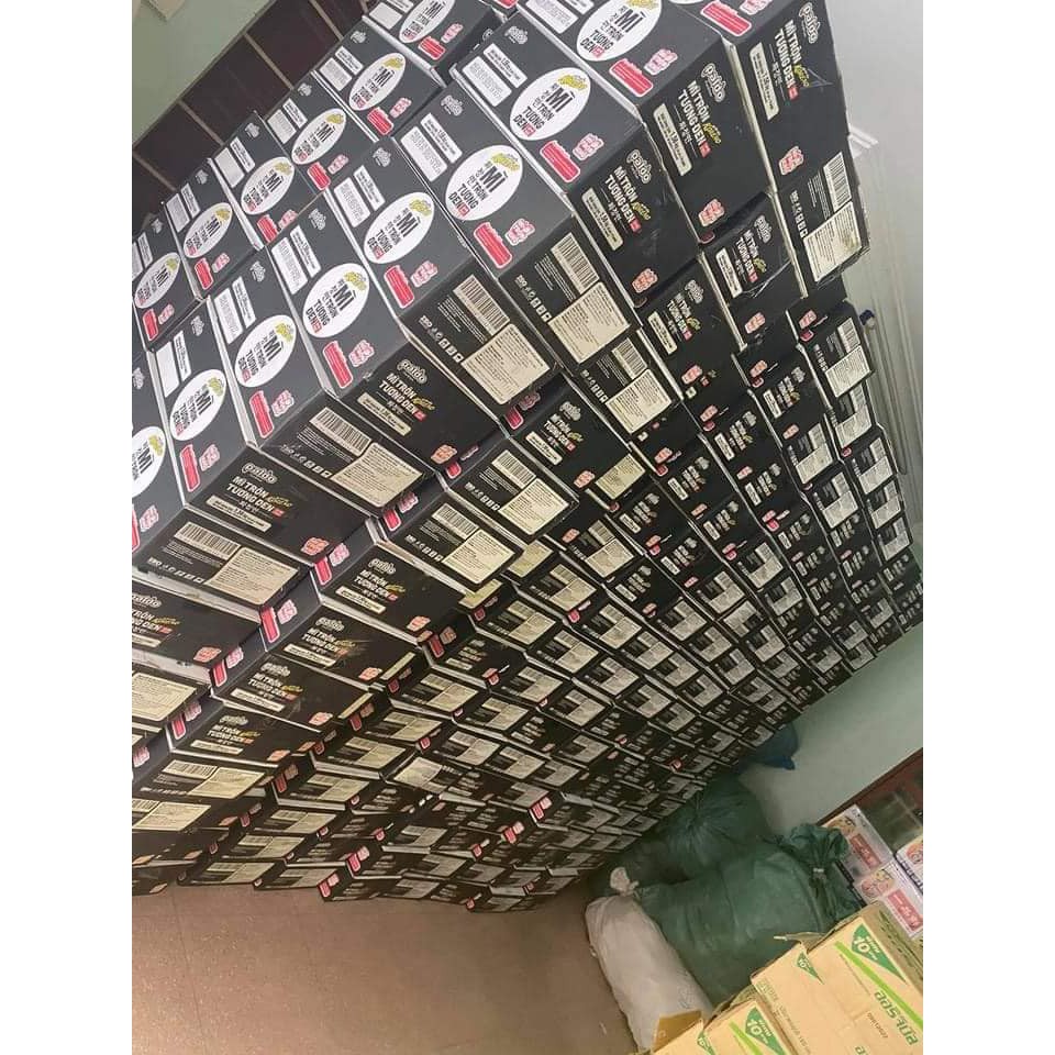 1 thùng mì tương đen koreno gồm 20 gói