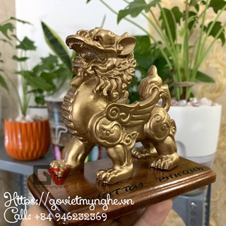 Tượng đá tỳ hưu trang trí phong thủy bàn làm việc kèm đế gỗ Dài14cm - Màu nhũ đồng