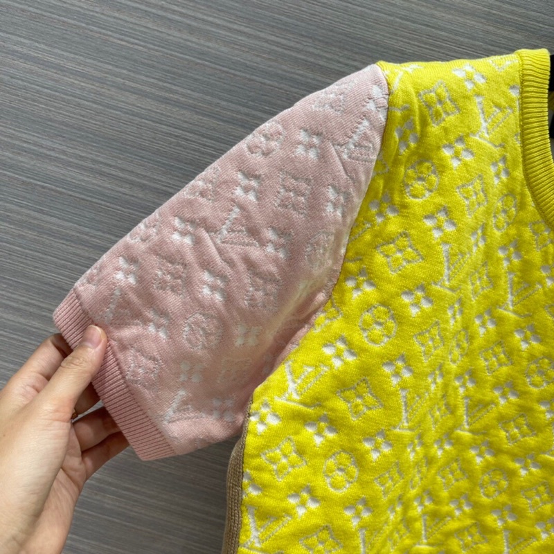 Áo ngắn tay dệt kim mẫu mới xuân hè 2022 logo nổi thương hiệu Louis Vuitton LV cao cấp phối 3 màu trẻ trung thời trang