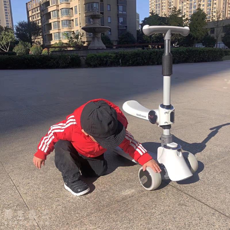 Xe chòi chân scooter cho bé vui chơi nghe nhạc đèn led an toàn chống đổ tải trọng 100kg