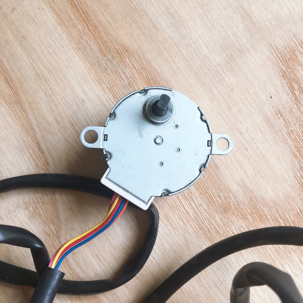 Motor đảo gió máy lạnh Toshiba lớn [ẢNH THẬT] Quạt đảo Toshiba lớn, Motor chậm vẫy gió điều hoà