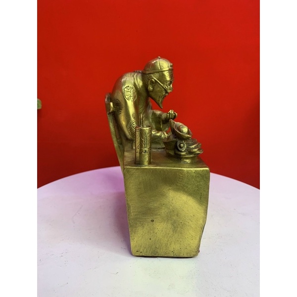 Tượng ông quản gia ngồi vật phẩm phong thuỷ bằng đồng