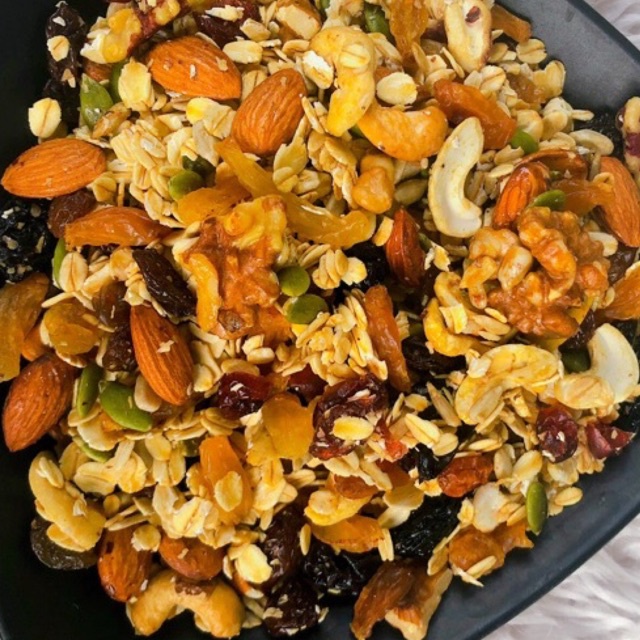  500GR GRANOLA - NGŨ CỐC ĂN KIÊNG 50%HẠT 50% YẾN MẠCH(có mật ong)