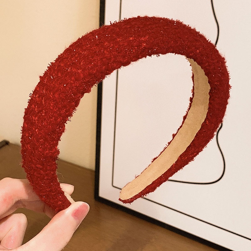 Cài tóc tông màu đỏ chủ đạo thời trang cho nữ