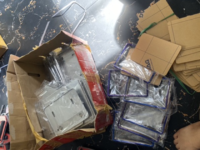 Khung bọc biển số màu xanh titan | BigBuy360 - bigbuy360.vn