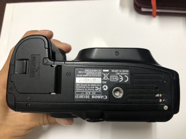 Thân máy ảnh Canon 30D màu đen