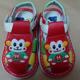 sandal tập đi gắn còi chit chít cho bé