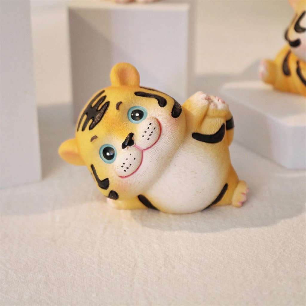 Đồ trang trí Con Hổ Hoạt Hình Bằng Nhựa Resin Dễ Thương Dùng Trang Trí Xe Hơi/ Bàn Làm Việc