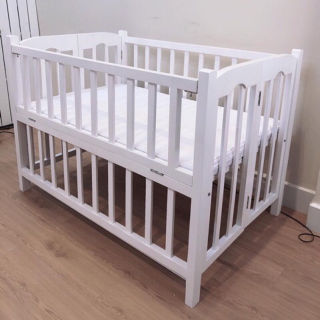 Cũi gỗ cho bé màu trắng 1.190.000d