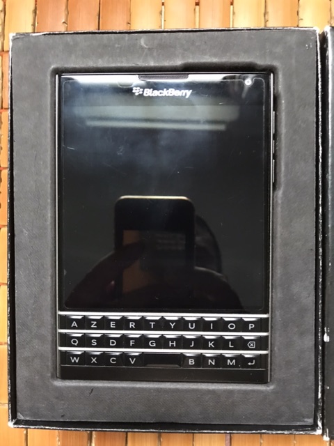 Điện thoại Blackberry Passport bản Pháp