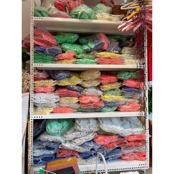 Dép tổ ong kèm sticker cho bé màu vàng nhạt,tím