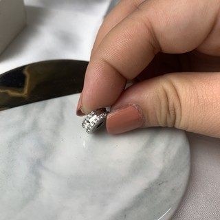 Hạt charm chặn bạc viền đá kiểu đơn giản