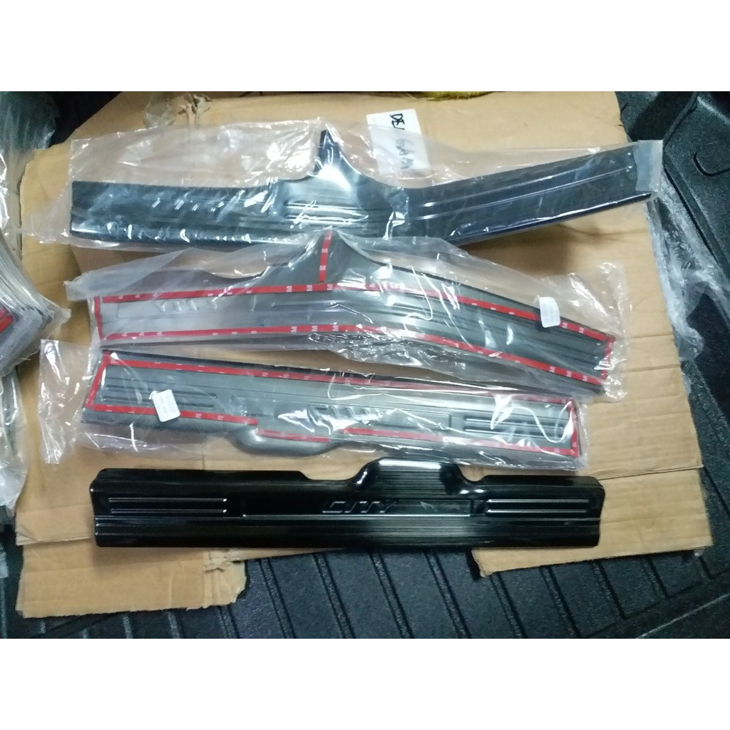 Bộ 4  nẹp bước chân Trong titan xe Honda City form từ 2015 đến 2021( Khách hàng ghi Chú đời xe giúp shop ạ)