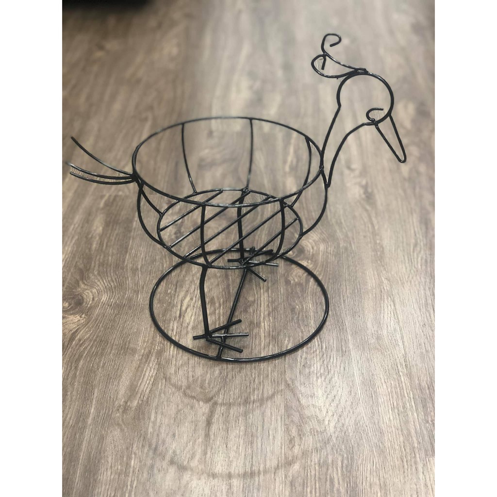 Kệ sắt trồng cây decor nhà cửa.