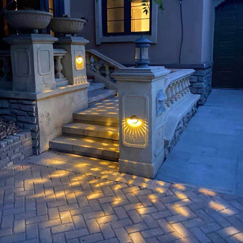 Đèn LED năng lượng mặt trời hình bán nguyệt trang trí sân vườn