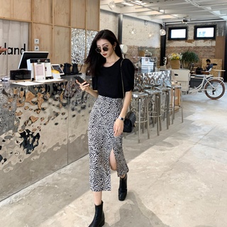 Chân váy lưng cao thiết kế xẻ tà họa tiết da báo quyến rũ thời trang