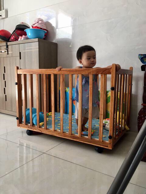 Cũi gỗ có bánh xe cho bé yêu.