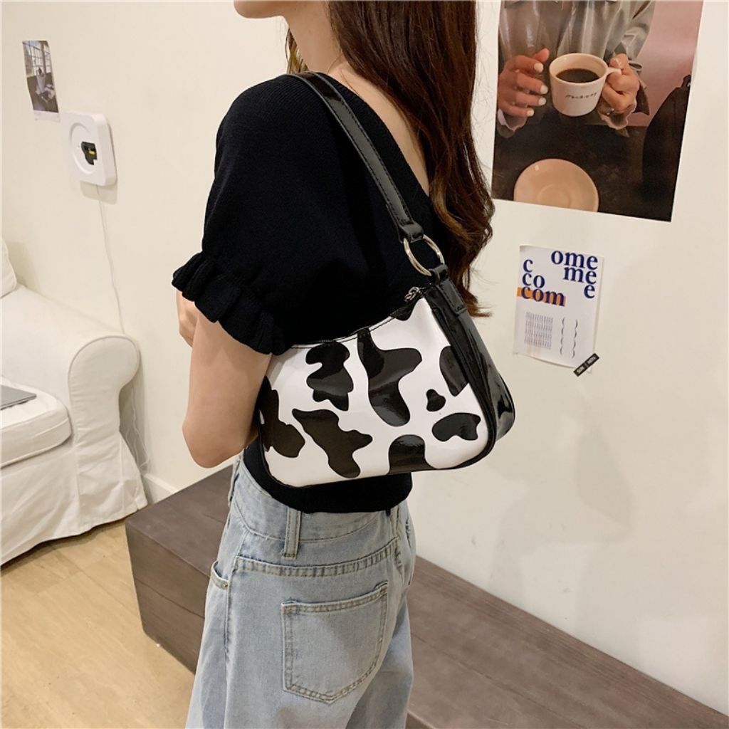 (Hottrend) Túi kẹp nách nữ vân bò sữa bóng KR369- Da Pu bóng cao cấp, Size 23, Vân loang sành điệu- KARA 369 | BigBuy360 - bigbuy360.vn