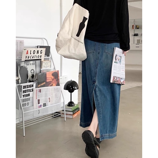 Chân váy xanh dài mài nhẹ xẻ sau